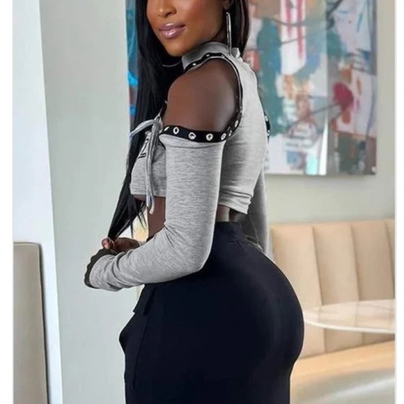 COLD SHOULDER! - Picture 2 of 2